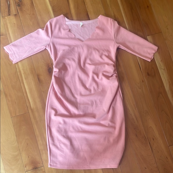 Maternity scalloped Dress - Picture 1 of 4